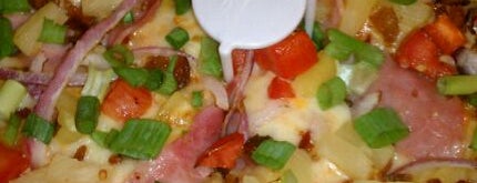 Round Table Pizza is one of Lugares favoritos de Patrick.