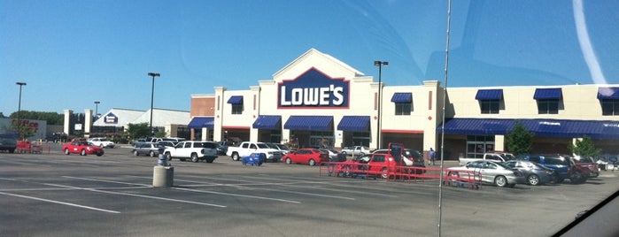 Lowe's is one of Orte, die Ray L. gefallen.