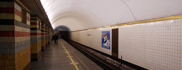 Станція «Шулявська» is one of Київський метрополітен.