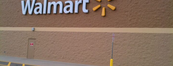 Walmart Supercenter is one of Tempat yang Disukai Daina.