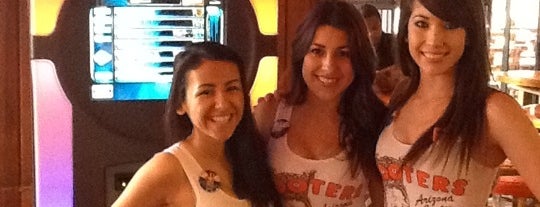 Hooters is one of Locais curtidos por abigail.