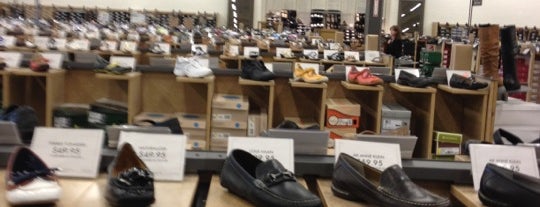 DSW Designer Shoe Warehouse is one of Tempat yang Disimpan George.