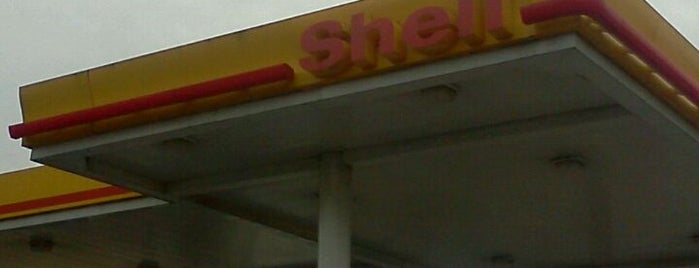 Shell is one of สถานที่ที่ Chester ถูกใจ.