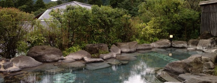 由布院温泉 名苑と名水の宿 梅園 is one of สถานที่ที่บันทึกไว้ของ Miho.