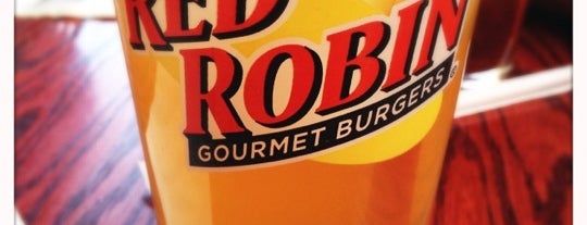 Red Robin Gourmet Burgers and Brews is one of Tempat yang Disukai Eve.