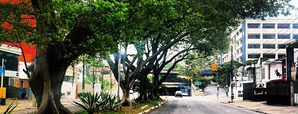Avenida Pacaembu is one of สถานที่ที่ George ถูกใจ.