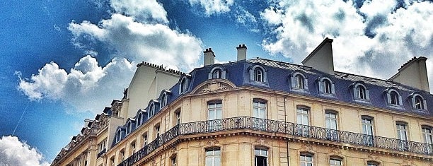 Avenue Montaigne is one of Incontournable de Paris.