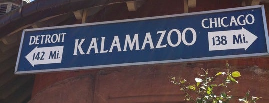 Kalamazoo Transportation Center - Amtrak (KAL) is one of Lieux qui ont plu à J.
