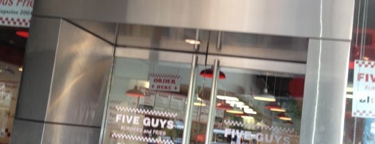 Five Guys is one of Jarrodさんのお気に入りスポット.