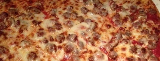 Home Run Inn Pizza - Archer Ave is one of Judeeさんのお気に入りスポット.
