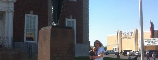 Harry Truman Statue is one of สถานที่ที่ Lizzie ถูกใจ.