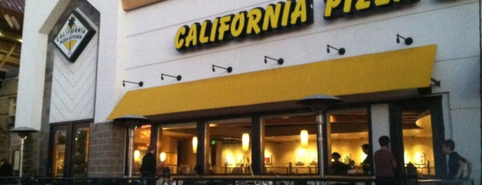 California Pizza Kitchen is one of สถานที่ที่ Lisa ถูกใจ.