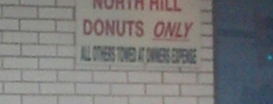 North Hill Donuts is one of Locais curtidos por Gregg.