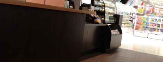 Starbucks is one of Locais curtidos por Yuka.