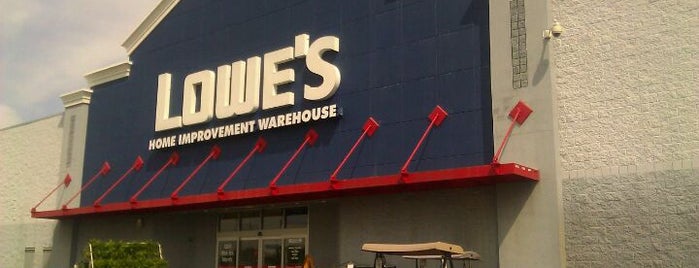 Lowe's is one of Lugares favoritos de Tammy.