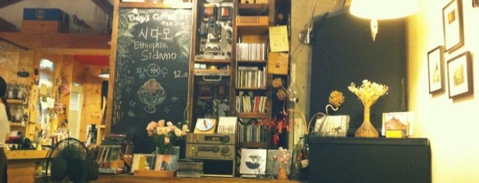 CAFE ROSSO is one of Posti salvati di Yongsuk.