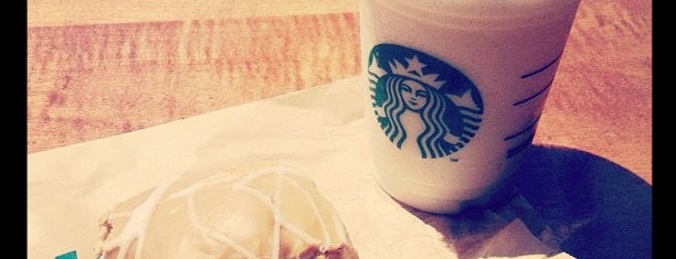 Starbucks is one of Deborahさんのお気に入りスポット.