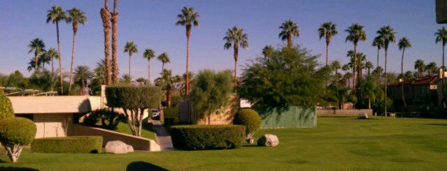 Desert Isle Of Palm Springs is one of Lugares favoritos de Anne.