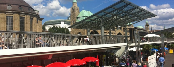 Landungsbrücken - Brücke 7 is one of Hamburg.