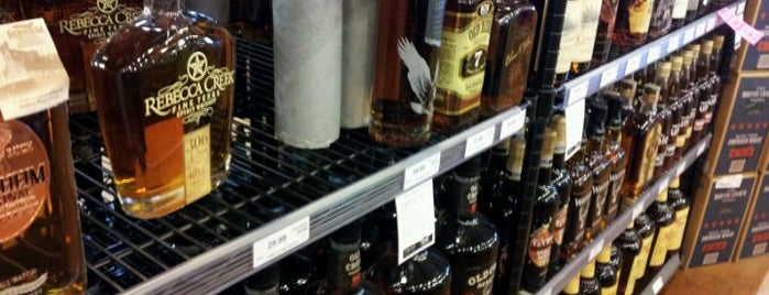 Twin Liquors is one of Locais curtidos por Dina.