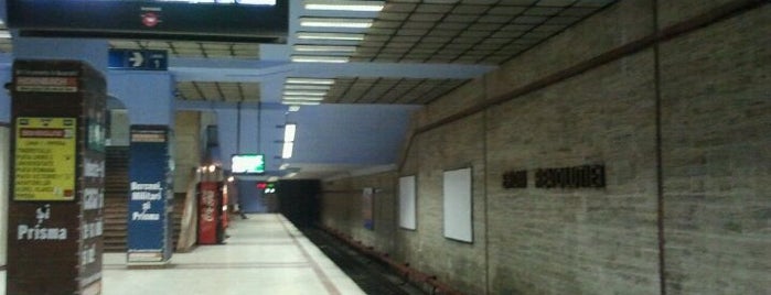 Metrou M2 Eroii Revoluției is one of Magistrala 2.