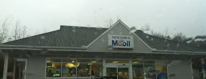 Newtown Mobil is one of สถานที่ที่ Todd ถูกใจ.