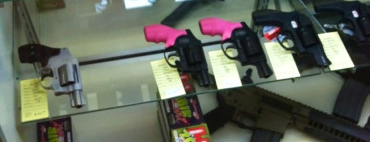 Target Sports Gun Shop and Shooting Range is one of Posti che sono piaciuti a Andree.
