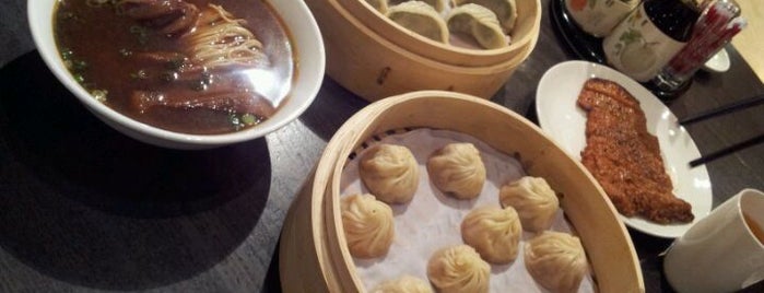 Din Tai Fung 鼎泰豐 is one of Singapore.