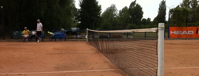 Тенісні корти is one of Lugares favoritos de Master.