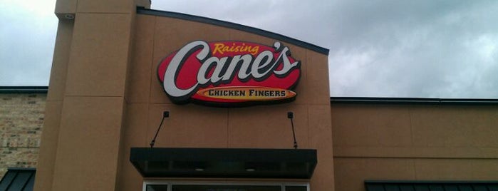 Raising Cane's Chicken Fingers is one of สถานที่ที่ Ashley ถูกใจ.