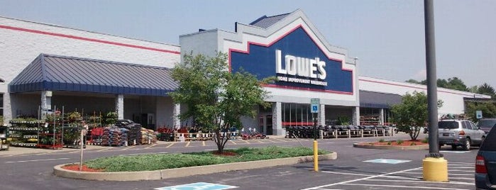 Lowe's is one of Locais curtidos por Timothy.