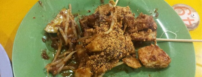 Lau Hong Ser Rojak is one of Good Food Places: Hawker Food (Part I)!.