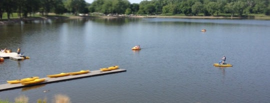 Grays Lake Marina is one of Orte, die Meredith gefallen.