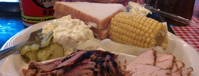 Smokey Mo's BBQ is one of Lugares favoritos de Mark.