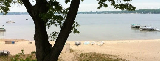 Lake Missaukee is one of Lugares favoritos de Wesley.