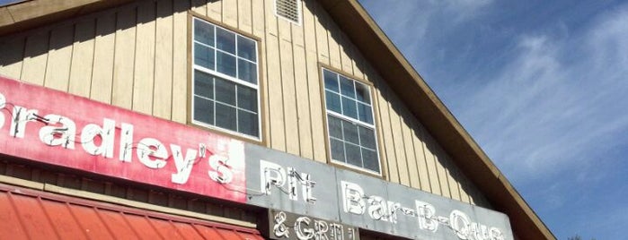 Bradley's Pit Barbecue & Grill is one of สถานที่ที่ Saibal ถูกใจ.
