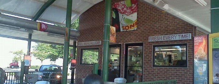 Sonic Drive-In is one of Raquel'in Beğendiği Mekanlar.