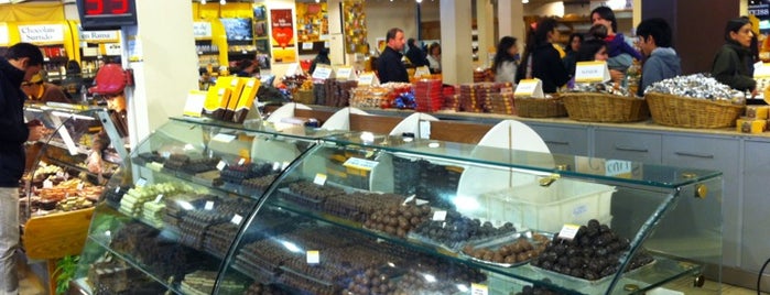 Del Turista Chocolates is one of Locais curtidos por Viktor.
