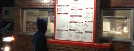 Roberto's Taco Shop is one of Joelle 님이 좋아한 장소.