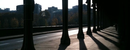 Pont de Bir-Hakeim is one of Best Spots for IGers and Iphotographers.