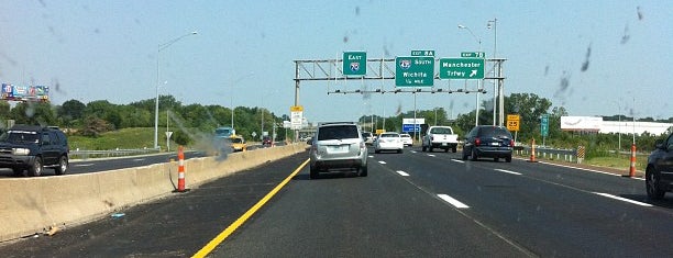 40 Hwy Bridge over I-435 is one of Philさんのお気に入りスポット.