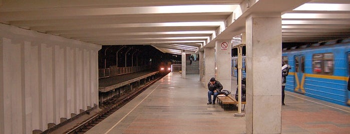 Станція «Чернігівська» is one of Київський метрополітен.