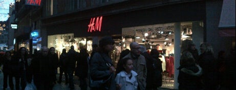 H&M is one of Por ai... em Lausanne (Suíça).