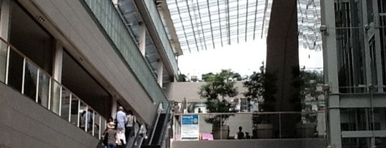 Seijōgakuen-mae Station (OH14) is one of 小田急小田原線.