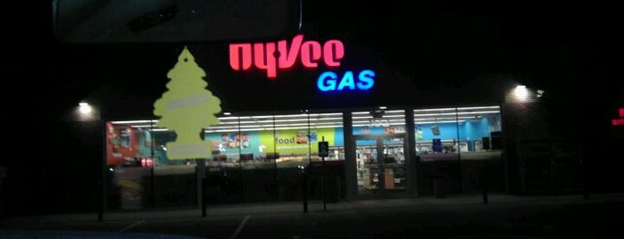 Hy-Vee Gas is one of สถานที่ที่ Ryan ถูกใจ.