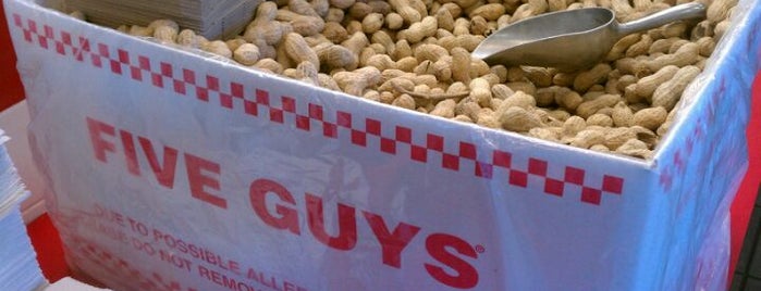 Five Guys is one of สถานที่ที่ Andres ถูกใจ.