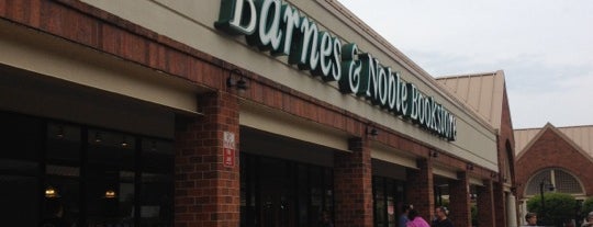 Barnes & Noble is one of Tempat yang Disukai Martyn.