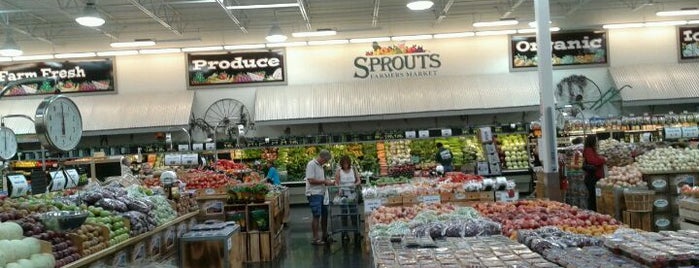 Sprouts Farmers Market is one of Lugares favoritos de Paul.