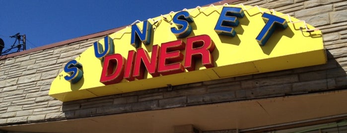 Sunset Diner is one of สถานที่ที่บันทึกไว้ของ Lizzie.