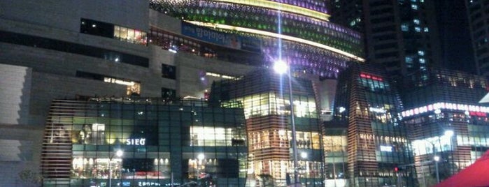 현대백화점 is one of Guide to SEOUL(서울)'s best spots(ソウルの観光名所).